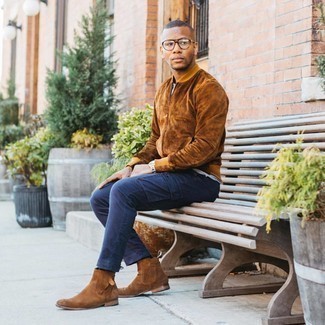 Navy Cargo Pants Outfits: Pair a brown suede bomber jacket with navy cargo pants to put together an everyday outfit that's full of charisma and personality. For a classier twist, choose a pair of brown suede chelsea boots.