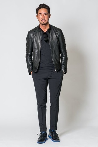 For a casual and cool look, team a black leather bomber jacket with black chinos — these items play really well together. Add a pair of black leather oxford shoes to your ensemble to instantly boost the fashion factor of this outfit.