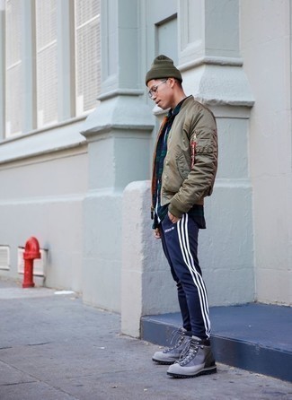 Navy and Green Long Sleeve Shirt Outfits For Men: For a casual look with a twist, pair a navy and green long sleeve shirt with navy vertical striped sweatpants. You could perhaps get a bit experimental when it comes to shoes and complete your look with grey canvas casual boots.