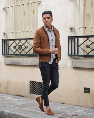 Grey Short Sleeve Shirt Outfits For Men: For a casual look with an edgy spin, choose a grey short sleeve shirt and black skinny jeans. Dial up this whole getup by wearing a pair of brown suede tassel loafers.