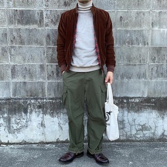 Men's Outfits 2021: One of the coolest ways for a man to style out a dark brown bomber jacket is to pair it with olive cargo pants in a relaxed casual getup. Rounding off with a pair of dark brown leather derby shoes is an easy way to breathe a dose of sophistication into this ensemble.