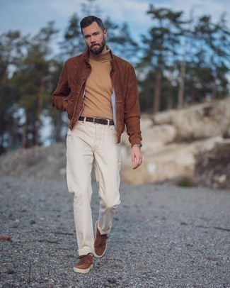 Beige Turtleneck Outfits For Men: Infuse style into your day-to-day casual rotation with a beige turtleneck and white jeans. All you need now is a pair of brown suede low top sneakers to finish this ensemble.