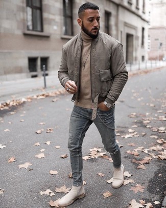 Blue Ripped Skinny Jeans Outfits For Men: An olive bomber jacket and blue ripped skinny jeans are great menswear staples to integrate into your current arsenal. Clueless about how to complement this ensemble? Wear a pair of beige suede chelsea boots to bump it up a notch.