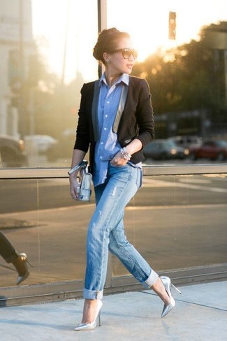 Black Blazer with Light Blue Ripped Boyfriend Jeans Outfits: 