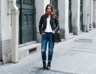 Blue Ripped Boyfriend Jeans Outfits: 