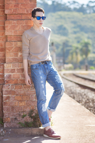 Blue Ripped Jeans with Beige V-neck Sweater Casual Outfits For Men: 