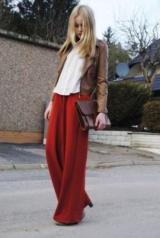 Wide Leg Pants Outfits: A brown leather biker jacket and wide leg pants have become a go-to combo for many fashion-savvy ladies.