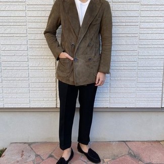 Brown Suede Blazer Outfits For Men: This pairing of a brown suede blazer and black dress pants is a fail-safe option when you need to look like a true connoisseur of modern men's fashion. A pair of black suede tassel loafers is a good option to complete this outfit.