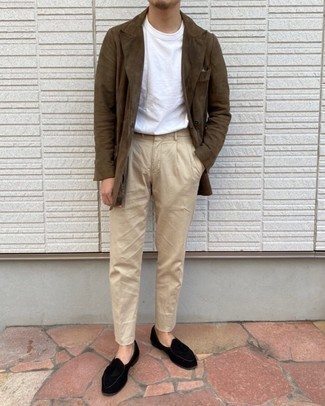 Brown Suede Blazer Outfits For Men: Putting together a brown suede blazer and khaki chinos is a fail-safe way to infuse style into your current lineup. And if you need to effortlessly up the style ante of this outfit with shoes, add black velvet loafers to the mix.