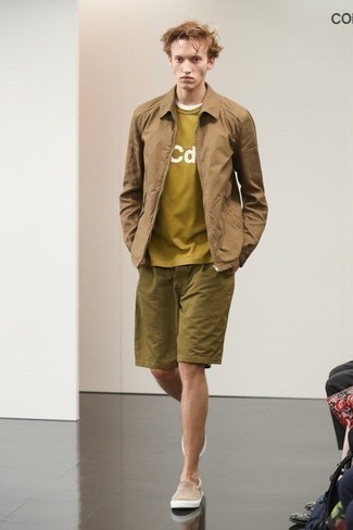 Olive Print Crew-neck T-shirt Outfits For Men: This casual pairing of an olive print crew-neck t-shirt and olive shorts is a real lifesaver when you need to look stylish but have no time. Feeling venturesome today? Spice up this getup with a pair of beige canvas slip-on sneakers.