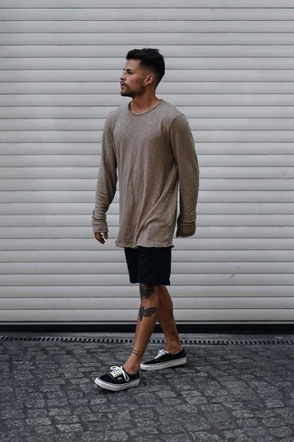 Dark Brown Long Sleeve T-Shirt Outfits For Men: A dark brown long sleeve t-shirt and black shorts are the kind of a tested casual getup that you need when you have zero time to dress up. Complete this outfit with black and white canvas low top sneakers and off you go looking smashing.