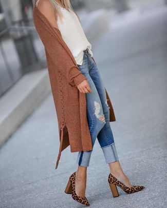 Tobacco Open Cardigan Outfits For Women: Opt for a tobacco open cardigan and blue ripped skinny jeans if you want to look casually cool without putting in too much effort. If you wish to immediately up your ensemble with shoes, why not complement your ensemble with a pair of brown leopard suede pumps?
