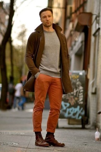This pairing of a brown overcoat and orange chinos is a surefire option when you need to look stylish but have zero time to dress up. Brown leather casual boots serve as the glue that pulls this look together.
