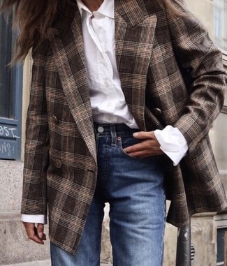 Blue Jeans Outfits For Women: A brown plaid double breasted blazer and blue jeans are both versatile must-haves that will integrate really well within your current fashion mix.