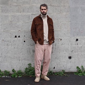 Brown Suede Shirt Jacket Outfits For Men: If the setting allows a laid-back menswear style, you can easily dress in a brown suede shirt jacket and pink jeans. Beige suede desert boots make this ensemble complete.