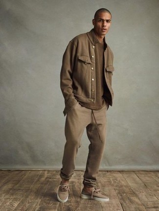 Brown Crew-neck Sweater Outfits For Men: A brown crew-neck sweater and brown sweatpants are an easy way to introduce some cool into your day-to-day casual lineup. Let your outfit coordination skills truly shine by complementing your getup with a pair of brown canvas low top sneakers.