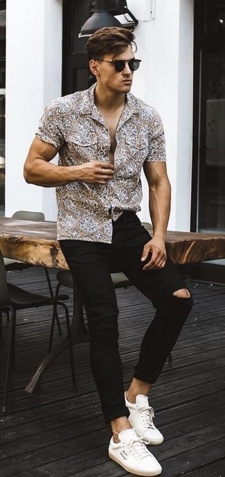 Tobacco Short Sleeve Shirt Outfits For Men: The combo of a tobacco short sleeve shirt and black ripped skinny jeans makes for a killer laid-back outfit. Go ahead and introduce white canvas low top sneakers to the mix for an added touch of style.