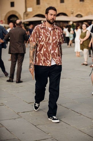 Brown Short Sleeve Shirt Outfits For Men: Go for a laid-back look in a brown short sleeve shirt and navy chinos. When not sure as to the footwear, complete this ensemble with a pair of black and white canvas low top sneakers.
