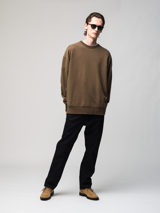 Tan Suede Desert Boots Outfits: For relaxed dressing with a fashionable spin, opt for a brown sweatshirt and black chinos. Tan suede desert boots are a stylish addition to this look.