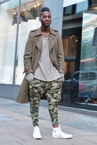 Dark Green Sweatpants Outfits For Men: Try teaming a brown trenchcoat with dark green sweatpants and you'll be prepared for wherever this day takes you. Have some fun with things and complement your look with a pair of white high top sneakers.
