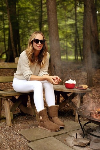 Beige Crew-neck Sweater with Uggs Outfits: 