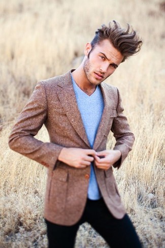 This combo of a brown wool blazer and black chinos is a must-try classic and casual outfit for any modern gentleman.