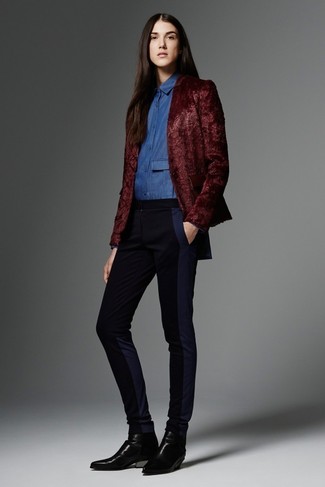 Skinny Pants Outfits: This casual combination of a burgundy blazer and skinny pants is a foolproof option when you need to look nice in a flash. Don't know how to finish? Add a pair of black leather chelsea boots to this ensemble for a more relaxed vibe.