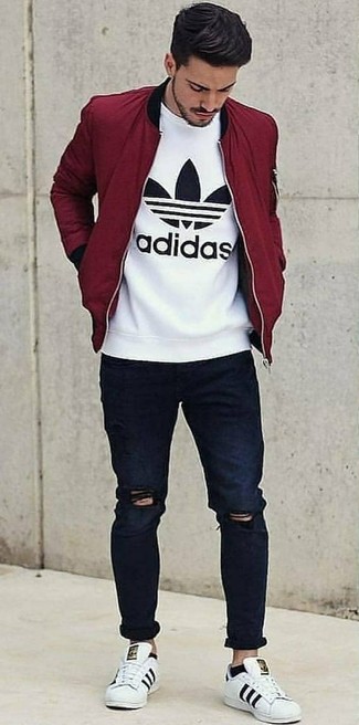 Navy Skinny Jeans Relaxed Outfits For Men: Busy off-duty days require a pared down yet laid-back and cool outfit, such as a burgundy bomber jacket and navy skinny jeans. A pair of white leather low top sneakers is a good option to finish this getup.