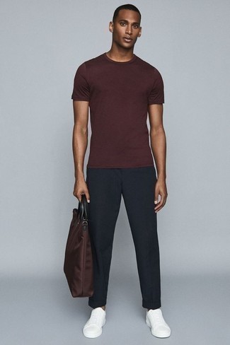 Brown Canvas Tote Bag Outfits For Men: Consider wearing a burgundy crew-neck t-shirt and a brown canvas tote bag for a modern take on day-to-day fashion. For something more on the classier end to round off your ensemble, add white leather low top sneakers to this outfit.