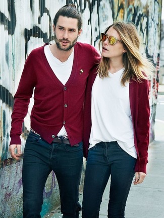 Why not go for a burgundy open cardigan and navy skinny jeans? As well as super comfortable, both pieces look amazing when paired together.