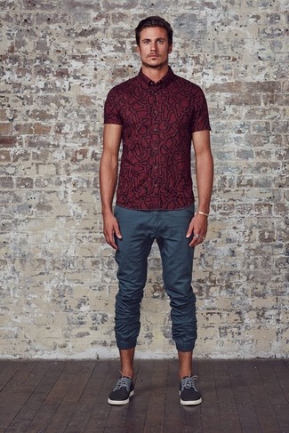 Grey Sweatpants Outfits For Men: A burgundy print short sleeve shirt and grey sweatpants worn together are a wonderful match. For something more on the classy end to complete this ensemble, complete this ensemble with a pair of charcoal plimsolls.