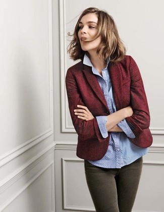 Olive Skinny Jeans Outfits: A burgundy wool blazer and olive skinny jeans? This is an easy-to-achieve outfit that you can wear on a day-to-day basis.