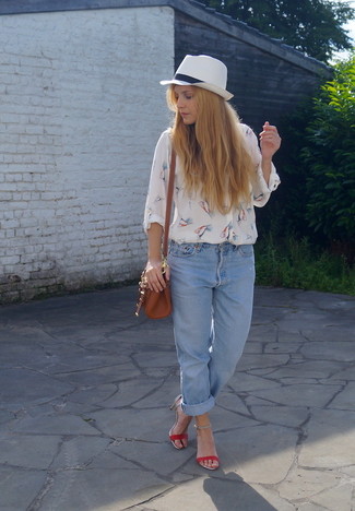 Light Blue Boyfriend Jeans Outfits: Pair a white print button down blouse with light blue boyfriend jeans if you want to look edgy and casual without putting in too much time. To introduce a bit of fanciness to your look, add red leather heeled sandals to the mix.