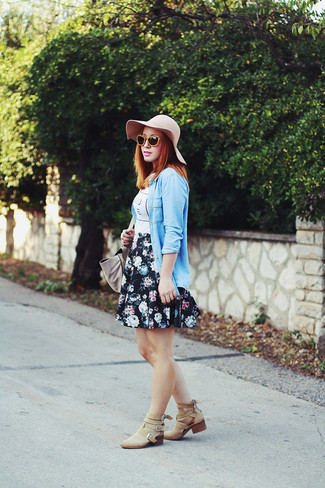 Floral Skirt Outfits: Pair a light blue denim button down blouse with a floral skirt for a killer look. Beige cutout suede ankle boots will breathe an extra touch of style into an otherwise simple outfit.