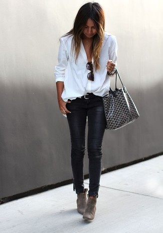 Black Leather Skinny Jeans Outfits: A white button down blouse and black leather skinny jeans are a cool combination to keep in your arsenal. Add a pair of grey suede ankle boots to the equation to pull your full getup together.