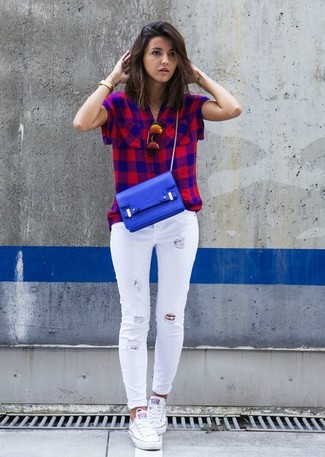 White Jeans Outfits For Women: This combination of a red and navy plaid button down blouse and white jeans is a safe go-to for an effortlessly stylish ensemble. White low top sneakers are guaranteed to give a touch of stylish casualness to your outfit.