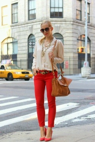 Red Suede Wedge Pumps Outfits: A beige button down blouse and red skinny jeans are a great pairing to keep in your day-to-day off-duty arsenal. In the shoe department, go for something on the relaxed end of the spectrum by rocking red suede wedge pumps.