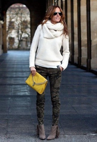 White Knit Scarf Outfits For Women: Combining a white cable sweater with a white knit scarf is an amazing pick for a casual outfit. And it's a wonder what a pair of brown suede ankle boots can do for the outfit.