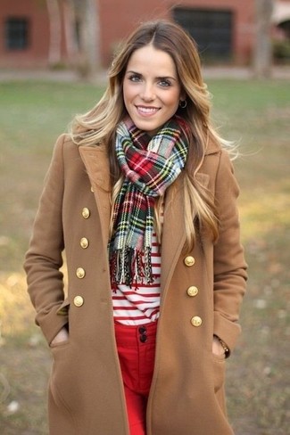Green Scarf Outfits For Women: For something on the off-duty side, you can dress in a camel coat and a green scarf.