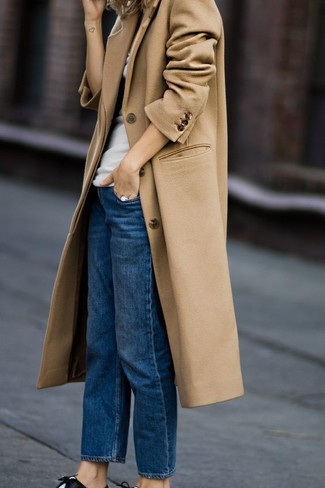 Blue Boyfriend Jeans Outfits: For a casual ensemble with a modernized spin, try pairing a camel coat with blue boyfriend jeans. You could perhaps get a bit experimental when it comes to shoes and introduce black and white leather oxford shoes to this outfit.