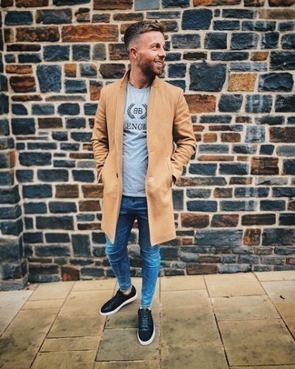 Black Low Top Sneakers Outfits For Men: If you're looking for an off-duty yet stylish outfit, marry a camel overcoat with blue skinny jeans. Feeling bold? Switch things up by sporting a pair of black low top sneakers.