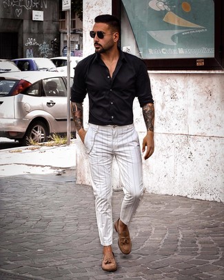 pantalon blanco camisa negra hombre