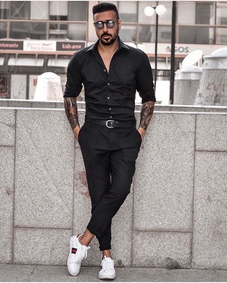 pantalon blanco camisa negra hombre