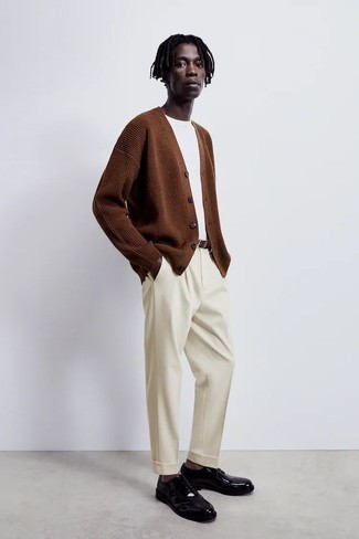 Beige Chinos Outfits In Their 20s: A brown knit cardigan and beige chinos are absolute menswear staples that will integrate nicely within your current casual routine. If you want to effortlessly class up this ensemble with shoes, why not add a pair of black leather loafers to the mix? A pairing to make any gent in his twenties look more high-status and mature.