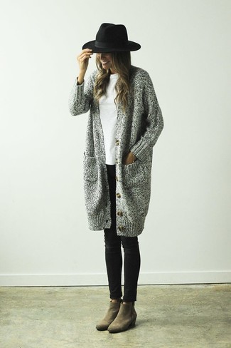 Grey Cardigan Outfits For Women: Show everyone that you know a thing or two about fashion in a grey cardigan and black skinny jeans. Now all you need is a pair of tan suede ankle boots.