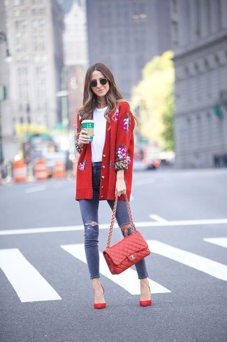 Women's Red Floral Cardigan, White Crew-neck T-shirt, Navy Ripped Skinny Jeans, Red Suede Pumps