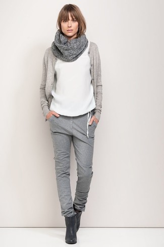 Grey Knit Scarf Outfits For Women: Look stylish yet functional by opting for a grey cardigan and a grey knit scarf. Add an extra touch of chic to your look with black leather ankle boots.