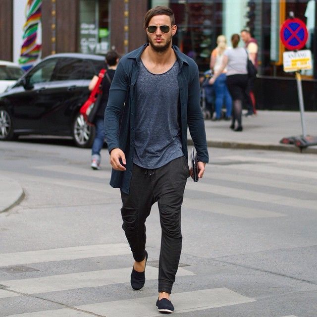 dark grey joggers mens outfit