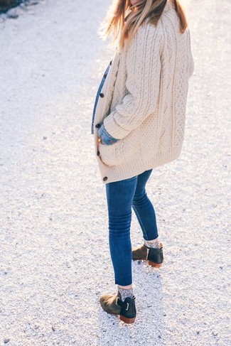 Tan Cardigan Outfits For Women: Prove your styling chops in this laid-back combo of a tan cardigan and blue skinny jeans. We love how this whole look comes together thanks to a pair of black leather ankle boots.