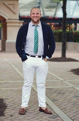 Teal Horizontal Striped Tie Outfits For Men: Rock a navy cardigan with a teal horizontal striped tie for a neat classy look. Brown leather loafers pull the getup together.